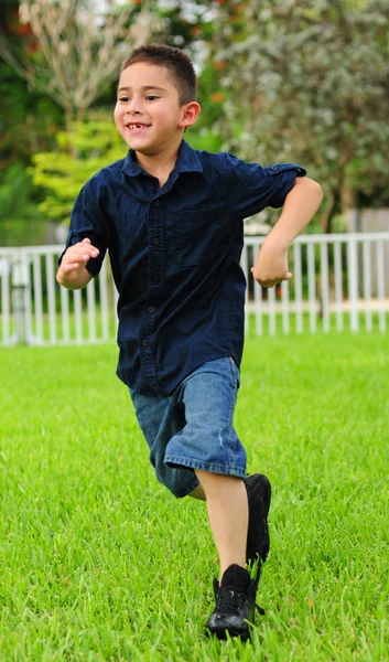 小男孩在跑步 — 图库照片