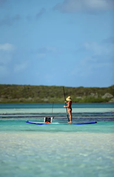 在 paddleboard 上捕鱼 — 图库照片