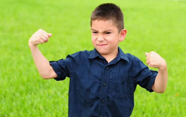 Ung pojke muskelbygge hans muskler — Stockfoto