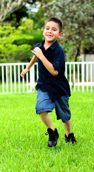 Niño corriendo — Foto de Stock