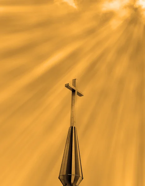 Vackra solen strålar skiner ner på korset — Stockfoto