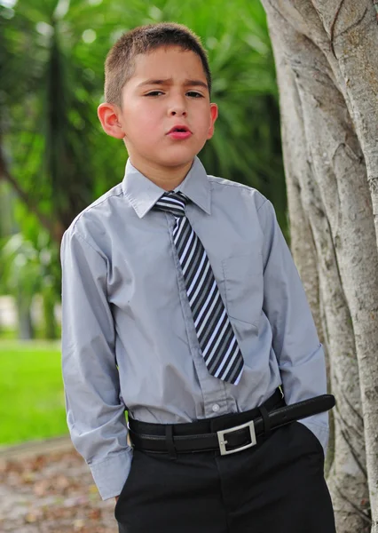 Ernstige aantrekkelijke jonge jongen — Stockfoto