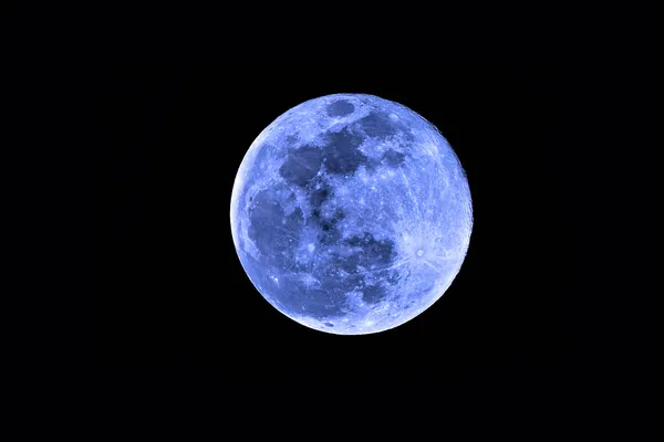 Pleine lune bleue sur fond noir — Photo