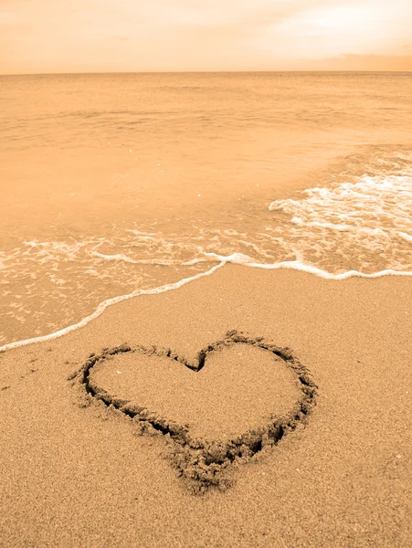 Hjärtat dras i sanden — Stockfoto