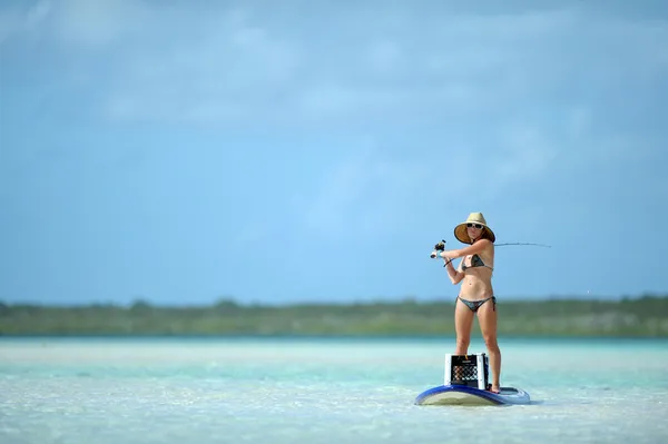 Visserij en paddleboarding in tropische bestemming — Stockfoto