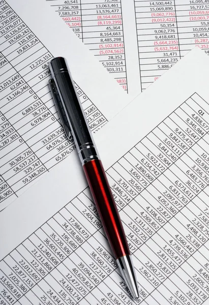 Zakelijke spreadsheets met pen — Stockfoto