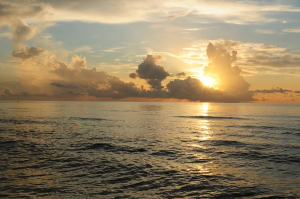 早朝の海の日の出と海 — ストック写真