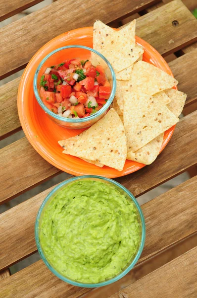 Guacamole med chips och salsa — Stockfoto