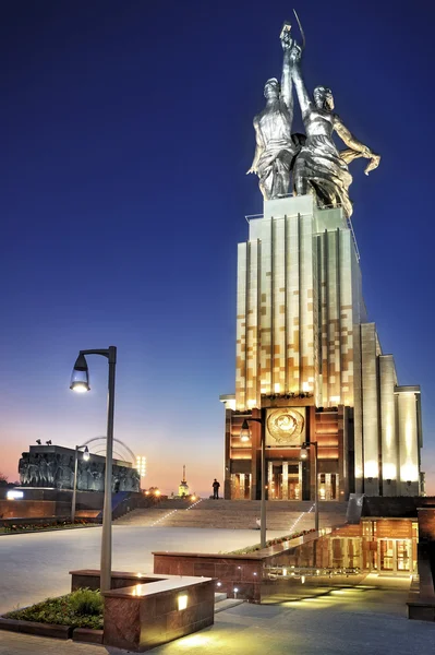 Monumento ao Trabalhador e ao Agricultor Coletivo no Centro de Exposições All-Russia — Fotografia de Stock