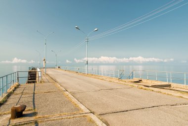 denize uzanan pier