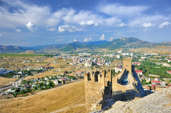 El sitio de la muralla de la fortaleza con vistas a una pequeña ciudad . —  Fotos de Stock