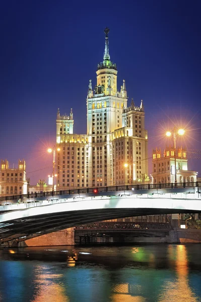 Moskva. Stalin mrakodrap na kotelnicheskaya nábřeží — Stock fotografie
