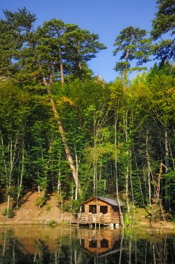 Gölün kıyısında evi