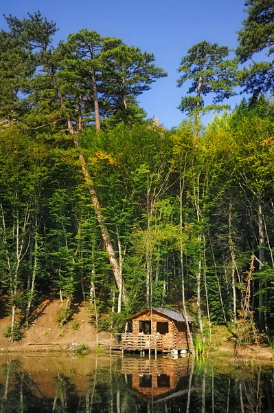 Casa sulla riva del lago — Foto Stock