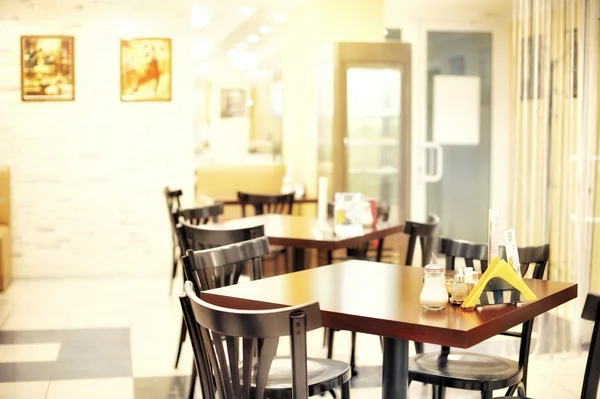 Пустые столы в небольшом кафетерии — Stockfoto