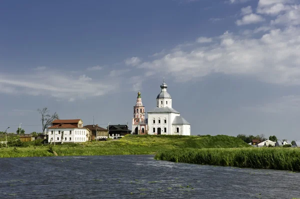 Weiße russische Kirche am Fluss. — Stockfoto