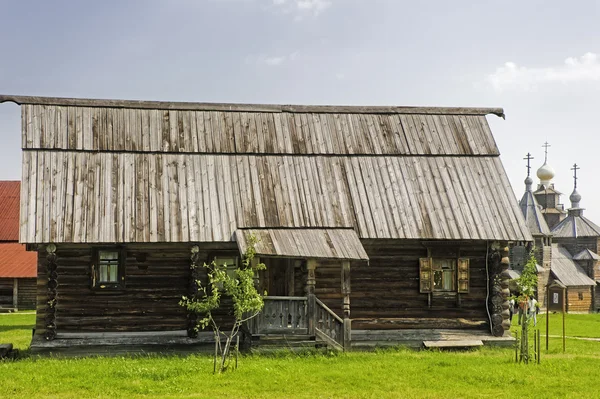A one-storey wooden house with a porch. Russia. Suzdal. — Stock Photo, Image