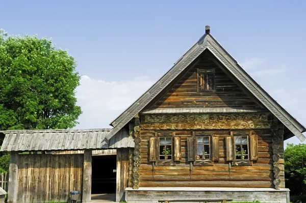 Dorfhaus mit kleinem Hof. — Stockfoto