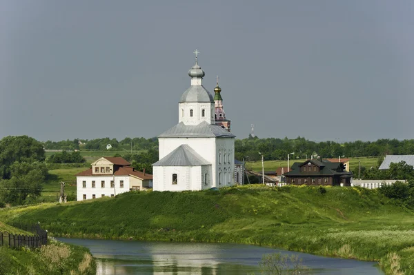 川の近く白いロシア教会. — ストック写真