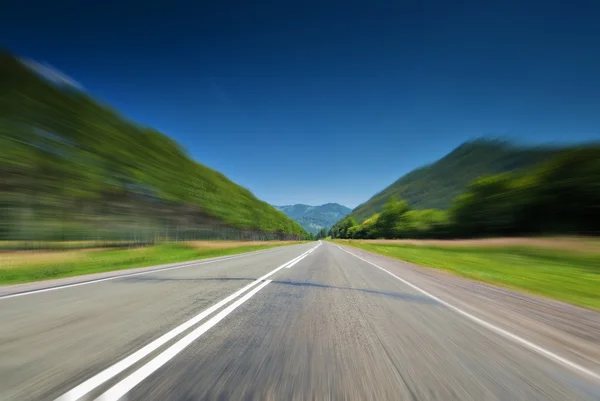 A estrada direta que conduz às montanhas . — Fotografia de Stock