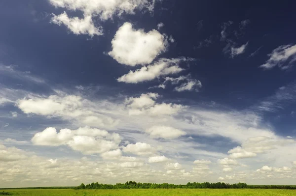 Cerul de deasupra câmpului . — Fotografie, imagine de stoc