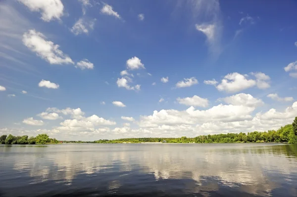 Weerspiegeling van lucht in het water van lake — Stockfoto