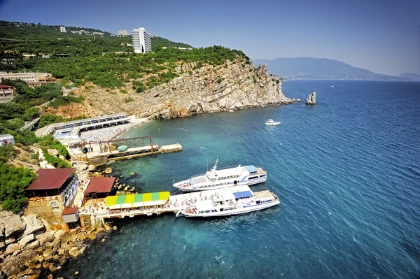 Felsen und Hotel "segeln" in Jalta — Stockfoto