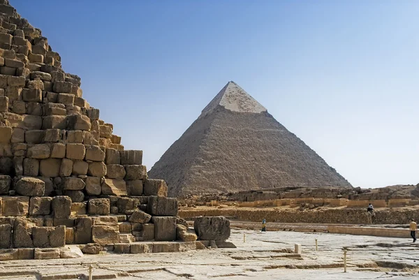Deel van het metselwerk van de piramide van cheops piramide van Chefren op de achtergrond. — Stockfoto
