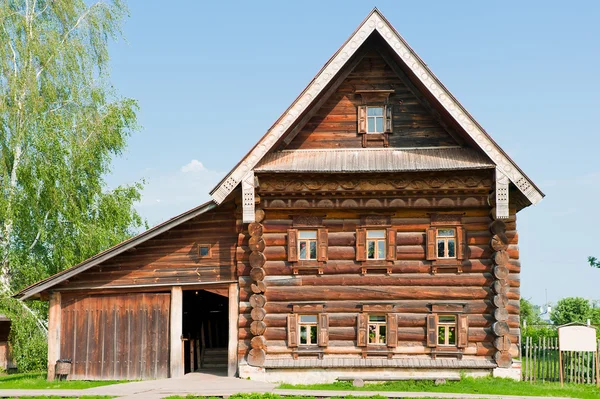 Zweistöckiges Holzhaus eines wohlhabenden Bauern. suzdal. Russland. — Stockfoto