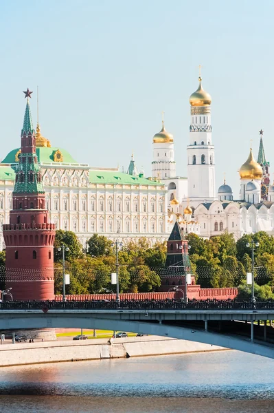 Kremlin, moskova, Bolshoy taş köprü, vodovzvodnaya (sviblova) kule, kremlin sarayı ve katedraller — Stok fotoğraf