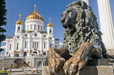 Mesih İsa Katedrali, Moskova ile aslan uzanmış manument