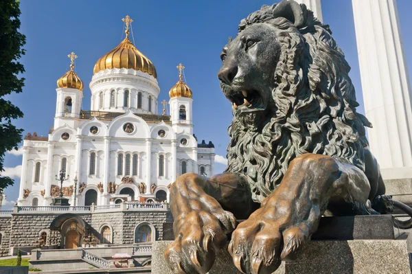 Manumento leão reclinado com a Catedral de Cristo Salvador em Moscou — Fotografia de Stock