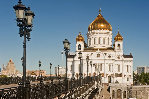 Мост к Патриаршему собору Христа Спасителя в Москве — стоковое фото