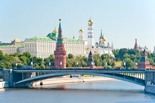 O Kremlin, Moscou, Bolshoy Stone Bridge, Vodovzvodnaya (Sviblova) Tower, o Palácio do Kremlin e Catedrais — Fotografia de Stock