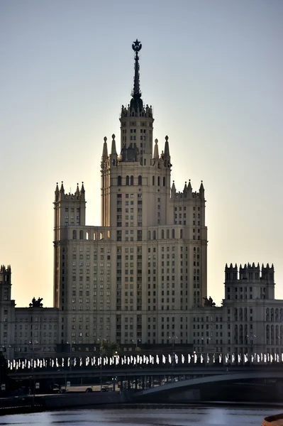 В Москве. Сталинский небоскреб на Котельнической набережной — стоковое фото