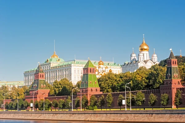 Blick auf den großen Kreml-Palast und den Iwan die große Glocke. Moskau. — Stockfoto