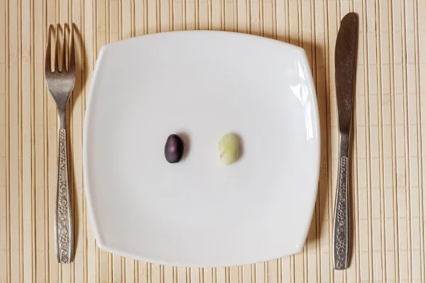 Due cialde tra cui scegliere su un piatto quadrato bianco . — Foto Stock