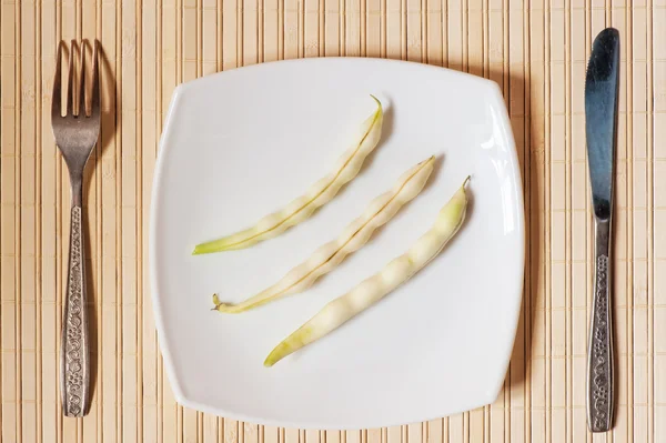 흰색 사각형 접시에 콩의 세 포드. — 스톡 사진