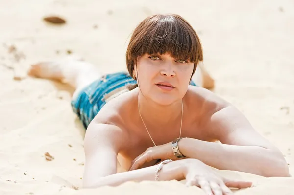 砂浜で日光浴スリム少女 — ストック写真