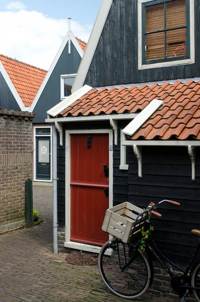 Stare drewniane domy w volendam — Zdjęcie stockowe