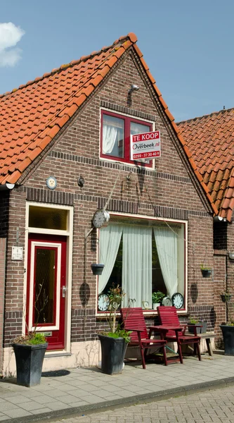 Kleine huis te koop — Stockfoto