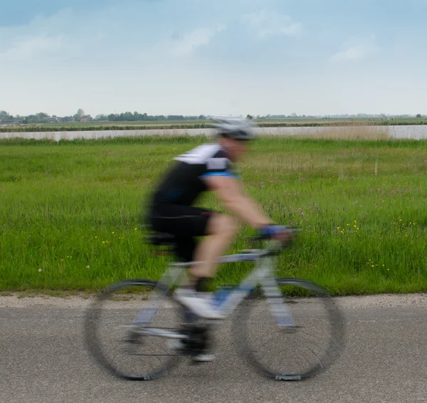 Швидкий велосипедист — стокове фото