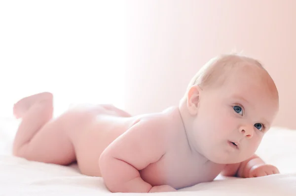 Engraçado lindo bebê — Fotografia de Stock