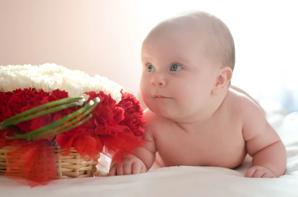 Stock image Baby in a bed with flowers