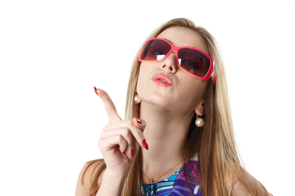 Beyaz arka plan üzerinde izole güneş gözlüklü genç kadın — Stok fotoğraf