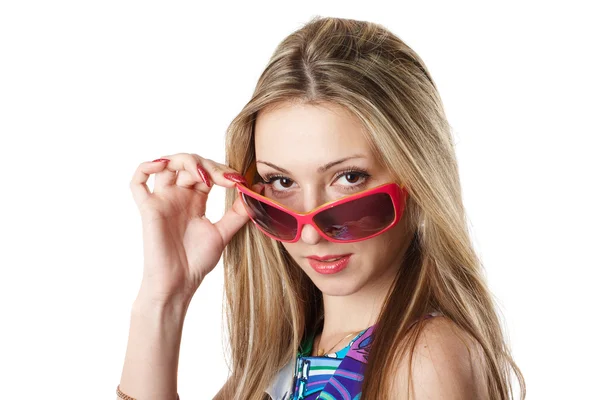 Молода жінка в сонцезахисних окулярах ізольована на білому тлі — стокове фото