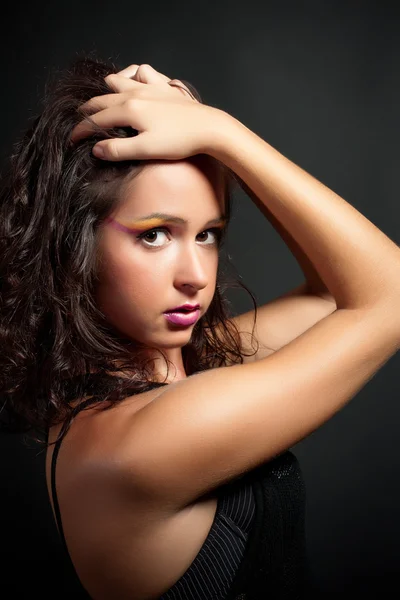 Elegante junge Frau auf dunklem Hintergrund — Stockfoto