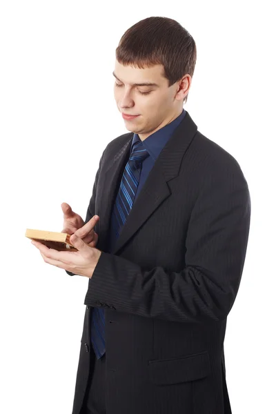 Retrato de un joven hombre de negocios pensando mientras lee notas — Foto de Stock