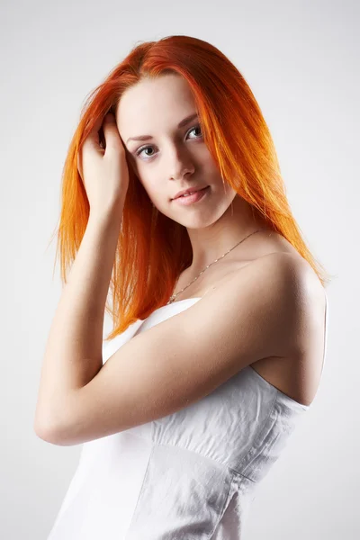 Açık gri renkli şık genç kadın — Stok fotoğraf