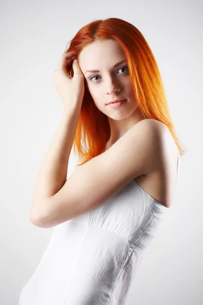 Elegante junge Frau auf hellgrauem Hintergrund — Stockfoto